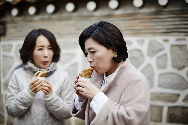 포토 JPG 주간 여자 40대 중년라이프 휴식 상반신 성인 야외 두명 아웃포커스 친구 우정 한국인 먹기 겨울음식 겨울간식 호떡 제철음식 국내포토 자연요소 라이프스타일 음식 중년 컨셉 겨울 관계 모션 디저트 촬영기법 사람 동양인 제철 파일형식