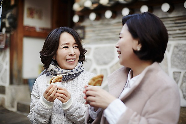 포토 JPG 주간 여자 40대 중년라이프 휴식 웃음 상반신 성인 야외 두명 아웃포커스 친구 우정 한국인 겨울음식 겨울간식 호떡 제철음식 국내포토 자연요소 라이프스타일 음식 중년 컨셉 겨울 관계 디저트 촬영기법 표정 사람 동양인 제철 파일형식
