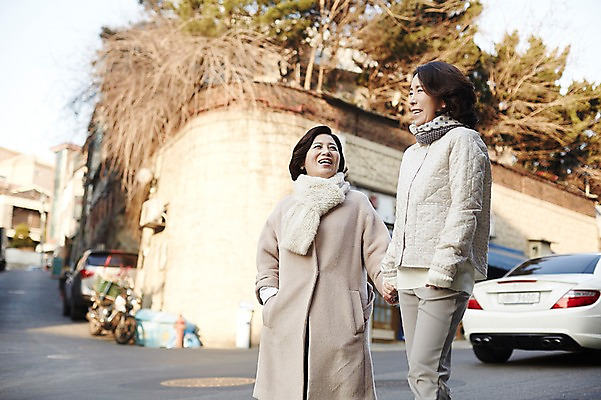 포토 JPG 주간 여자 40대 중년라이프 자동차 휴식 서기 웃음 성인 야외 두명 아웃포커스 친구 손잡기 우정 한국인 주택가 국내포토 자연요소 라이프스타일 육상교통 중년 컨셉 관계 모션 촬영기법 표정 사람 동양인 파일형식