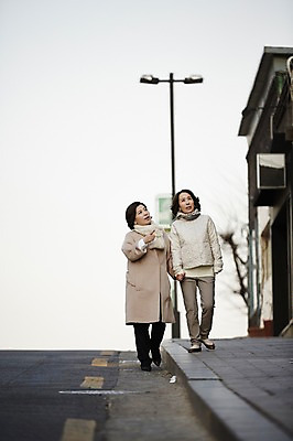 포토 JPG 주간 전신 여자 40대 중년라이프 휴식 서기 성인 야외 두명 친구 손잡기 우정 한국인 가리킴 주택가 국내포토 자연요소 라이프스타일 중년 컨셉 관계 모션 사람 동양인 손짓 파일형식