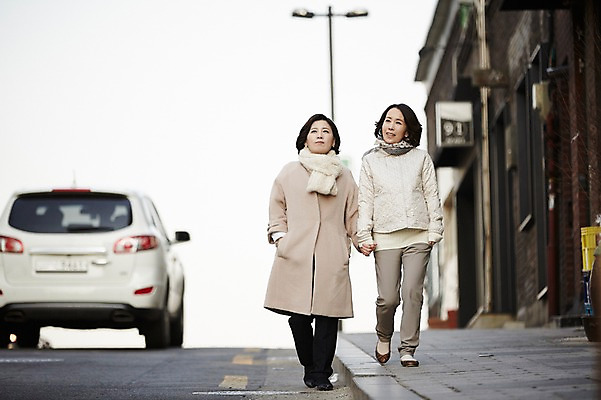 포토 JPG 주간 전신 여자 40대 중년라이프 자동차 휴식 서기 성인 야외 두명 친구 손잡기 우정 한국인 주택가 국내포토 자연요소 라이프스타일 육상교통 중년 컨셉 관계 모션 사람 동양인 파일형식