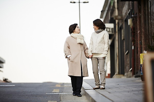 포토 JPG 주간 전신 여자 40대 중년라이프 휴식 서기 성인 야외 두명 친구 마주보기 손잡기 우정 한국인 주택가 국내포토 자연요소 라이프스타일 중년 컨셉 관계 모션 사람 동양인 파일형식