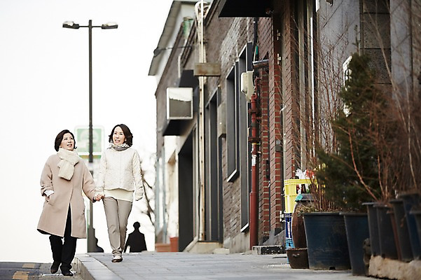 포토 JPG 주간 전신 여자 40대 중년라이프 휴식 서기 성인 야외 두명 친구 손잡기 우정 한국인 주택가 국내포토 자연요소 라이프스타일 중년 컨셉 관계 모션 사람 동양인 파일형식