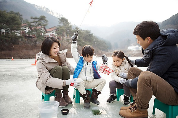 포토 JPG 주간 전신 여자 남자 딸 아들 어린이 겨울 가족 엄마 앉기 여러명 성인 야외 앞모습 옆모습 30대 화목 한국인 가족라이프 아빠 빙판 빙어낚시 양평 국내포토 자연요소 라이프스타일 계절 뷰포인트 다수 컨셉 관계 모션 낚시 사람 동양인 장년 경기도 얼음낚시 파일형식