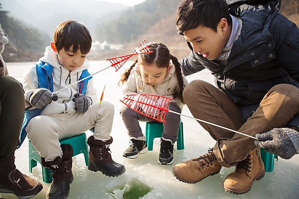 포토 JPG 주간 전신 여자 남자 딸 아들 어린이 겨울 가족 엄마 앉기 여러명 성인 야외 앞모습 옆모습 30대 화목 한국인 가족라이프 아빠 빙판 빙어낚시 양평 국내포토 자연요소 라이프스타일 계절 뷰포인트 다수 컨셉 관계 모션 낚시 사람 동양인 장년 경기도 얼음낚시 파일형식