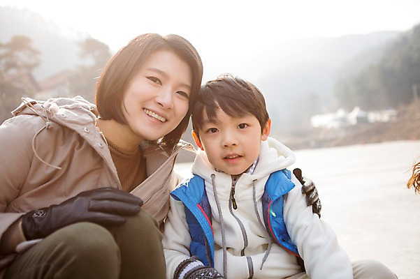 포토 JPG 주간 여자 남자 아들 어린이 겨울 가족 엄마 어깨동무 웃음 앉기 상반신 성인 야외 두명 앞모습 30대 화목 한국인 가족라이프 빙판 빙어낚시 양평 국내포토 자연요소 라이프스타일 계절 뷰포인트 포즈 컨셉 관계 모션 낚시 표정 사람 동양인 장년 경기도 얼음낚시 파일형식