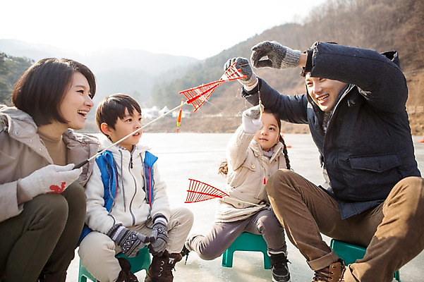 포토 JPG 주간 전신 여자 남자 딸 아들 어린이 겨울 가족 엄마 웃음 앉기 여러명 성인 야외 앞모습 옆모습 30대 화목 한국인 가족라이프 아빠 낚싯대 엉킴 빙판 빙어낚시 양평 국내포토 자연요소 라이프스타일 계절 뷰포인트 다수 컨셉 관계 모션 낚시 표정 사람 동양인 장년 낚시용품 경기도 얼음낚시 파일형식