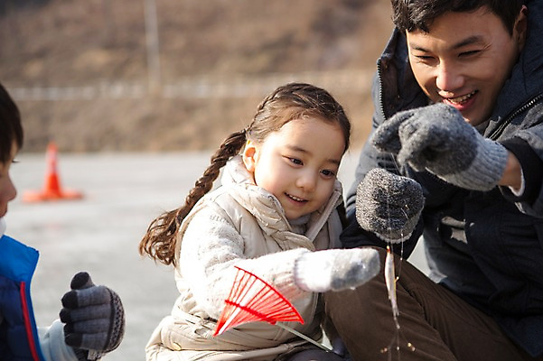 포토 JPG 주간 여자 남자 딸 아들 어린이 겨울 가족 웃음 앉기 상반신 성인 야외 앞모습 옆모습 세명 30대 화목 한국인 가족라이프 아빠 빙판 빙어 빙어낚시 양평 국내포토 자연요소 라이프스타일 계절 뷰포인트 컨셉 관계 모션 낚시 표정 사람 동양인 장년 민물고기 경기도 얼음낚시 파일형식