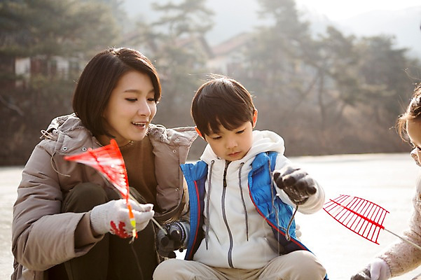 포토 JPG 주간 여자 남자 딸 아들 어린이 겨울 가족 엄마 앉기 상반신 성인 야외 앞모습 옆모습 세명 30대 화목 한국인 가족라이프 낚싯대 빙판 빙어낚시 양평 국내포토 자연요소 라이프스타일 계절 뷰포인트 컨셉 관계 모션 낚시 사람 동양인 장년 낚시용품 경기도 얼음낚시 파일형식