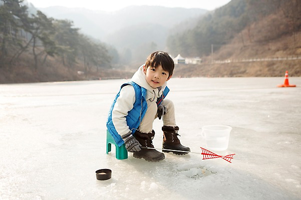 포토 JPG 주간 전신 남자 어린이 겨울 한명 앉기 야외 앞모습 화목 한국인 가족라이프 낚싯대 빙판 빙어낚시 양평 소년한명만 국내포토 자연요소 1 라이프스타일 계절 뷰포인트 컨셉 가족 모션 낚시 사람 동양인 낚시용품 경기도 얼음낚시 남자한명만 소년만 파일형식