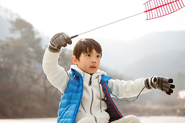 포토 JPG 주간 남자 어린이 겨울 한명 상반신 야외 앞모습 화목 한국인 가족라이프 낚싯대 빙판 빙어낚시 양평 소년한명만 국내포토 자연요소 1 라이프스타일 계절 뷰포인트 컨셉 가족 낚시 사람 동양인 낚시용품 경기도 얼음낚시 남자한명만 소년만 파일형식
