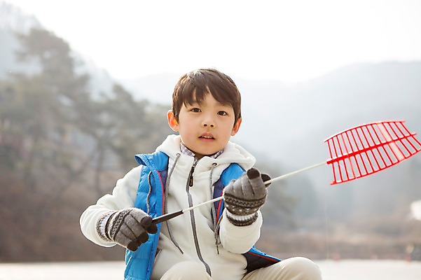 포토 JPG 주간 남자 어린이 겨울 한명 상반신 야외 앞모습 화목 한국인 가족라이프 낚싯대 빙판 빙어낚시 양평 소년한명만 국내포토 자연요소 1 라이프스타일 계절 뷰포인트 컨셉 가족 낚시 사람 동양인 낚시용품 경기도 얼음낚시 남자한명만 소년만 파일형식