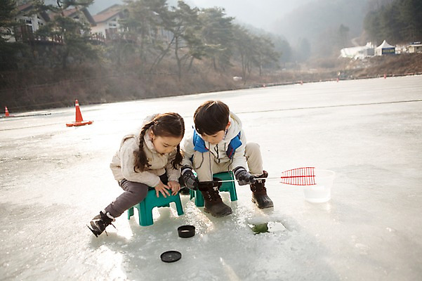 포토 JPG 주간 전신 여자 남자 어린이 겨울 가족 앉기 소녀 소년 야외 두명 옆모습 화목 한국인 가족라이프 낚싯대 빙판 빙어낚시 양평 어린이만 국내포토 자연요소 라이프스타일 계절 뷰포인트 컨셉 관계 모션 낚시 사람 동양인 낚시용품 경기도 얼음낚시 파일형식