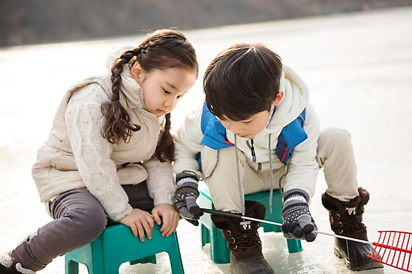 포토 JPG 주간 전신 여자 남자 어린이 겨울 가족 앉기 소녀 소년 야외 두명 옆모습 화목 한국인 가족라이프 낚싯대 빙판 빙어낚시 양평 어린이만 국내포토 자연요소 라이프스타일 계절 뷰포인트 컨셉 관계 모션 낚시 사람 동양인 낚시용품 경기도 얼음낚시 파일형식