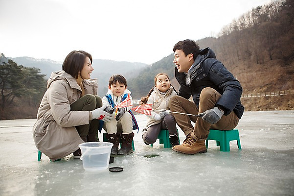 포토 JPG 주간 전신 여자 남자 딸 아들 어린이 겨울 가족 엄마 앉기 여러명 성인 야외 앞모습 옆모습 30대 화목 한국인 가족라이프 아빠 물통 빙판 빙어낚시 양평 국내포토 자연요소 라이프스타일 계절 뷰포인트 다수 컨셉 관계 모션 낚시 사람 동양인 장년 경기도 얼음낚시 파일형식