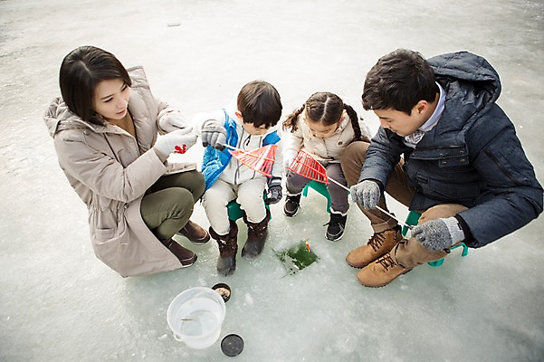 포토 JPG 주간 전신 여자 남자 딸 아들 어린이 겨울 가족 엄마 앉기 여러명 성인 야외 앞모습 옆모습 30대 화목 한국인 가족라이프 아빠 낚싯대 빙판 빙어 빙어낚시 양평 국내포토 자연요소 라이프스타일 계절 뷰포인트 다수 컨셉 관계 모션 낚시 사람 동양인 장년 낚시용품 민물고기 경기도 얼음낚시 파일형식