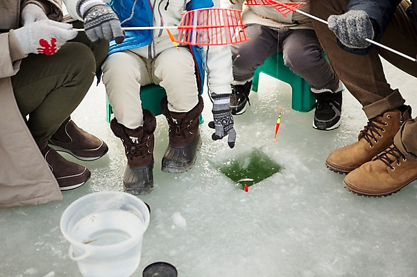 포토 JPG 주간 딸 아들 어린이 겨울 가족 엄마 앉기 여러명 성인 야외 앞모습 30대 화목 한국인 하반신 가족라이프 아빠 낚싯대 물통 빙판 빙어낚시 양평 국내포토 자연요소 라이프스타일 계절 뷰포인트 다수 컨셉 관계 모션 낚시 사람 동양인 장년 낚시용품 경기도 얼음낚시 파일형식
