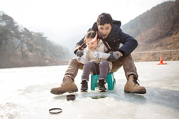 포토 JPG 주간 전신 여자 남자 딸 어린이 겨울 가족 앉기 성인 야외 두명 앞모습 30대 화목 한국인 가족라이프 아빠 낚싯대 빙판 빙어낚시 양평 부녀 국내포토 자연요소 라이프스타일 계절 뷰포인트 컨셉 관계 모션 낚시 사람 동양인 장년 낚시용품 경기도 얼음낚시 파일형식