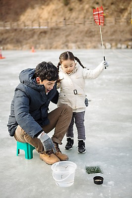 포토 JPG 주간 전신 여자 남자 딸 어린이 겨울 가족 서기 웃음 앉기 성인 야외 두명 앞모습 옆모습 30대 화목 한국인 가족라이프 아빠 낚싯대 물통 빙판 빙어 빙어낚시 양평 부녀 국내포토 자연요소 라이프스타일 계절 뷰포인트 컨셉 관계 모션 낚시 표정 사람 동양인 장년 낚시용품 민물고기 경기도 얼음낚시 파일형식