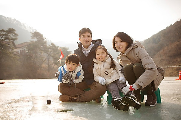 포토 JPG 주간 전신 여자 남자 딸 아들 어린이 겨울 가족 엄마 웃음 앉기 여러명 성인 야외 앞모습 30대 화목 한국인 가족라이프 아빠 빙판 빙어낚시 양평 국내포토 자연요소 라이프스타일 계절 뷰포인트 다수 컨셉 관계 모션 낚시 표정 사람 동양인 장년 경기도 얼음낚시 파일형식