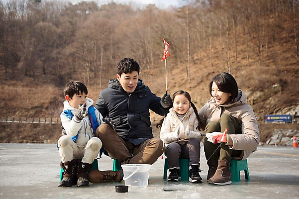 포토 JPG 주간 전신 여자 남자 딸 아들 어린이 겨울 가족 엄마 웃음 앉기 여러명 성인 야외 앞모습 30대 화목 한국인 가족라이프 아빠 빙판 빙어낚시 양평 국내포토 자연요소 라이프스타일 계절 뷰포인트 다수 컨셉 관계 모션 낚시 표정 사람 동양인 장년 경기도 얼음낚시 파일형식
