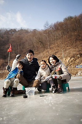 포토 JPG 주간 전신 여자 남자 딸 아들 어린이 겨울 가족 엄마 웃음 앉기 여러명 성인 야외 앞모습 30대 화목 한국인 가족라이프 아빠 낚싯대 빙판 빙어낚시 양평 국내포토 자연요소 라이프스타일 계절 뷰포인트 다수 컨셉 관계 모션 낚시 표정 사람 동양인 장년 낚시용품 경기도 얼음낚시 파일형식