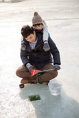 포토 JPG 주간 전신 남자 아들 어린이 겨울 가족 앉기 성인 야외 두명 앞모습 30대 하이앵글 화목 한국인 가족라이프 아빠 낚싯대 물통 빙판 빙어 빙어낚시 양평 업힘 국내포토 자연요소 라이프스타일 계절 뷰포인트 컨셉 관계 모션 낚시 사람 동양인 장년 낚시용품 민물고기 경기도 얼음낚시 파일형식