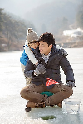 포토 JPG 주간 전신 남자 아들 어린이 겨울 가족 앉기 성인 야외 두명 앞모습 옆모습 30대 화목 한국인 가족라이프 아빠 낚싯대 빙판 빙어 빙어낚시 양평 국내포토 자연요소 라이프스타일 계절 뷰포인트 컨셉 관계 모션 낚시 사람 동양인 장년 낚시용품 민물고기 경기도 얼음낚시 파일형식