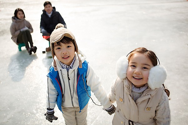 포토 JPG 주간 응시 여자 남자 딸 아들 어린이 겨울 가족 엄마 웃음 여러명 상반신 성인 야외 앞모습 아웃포커스 30대 손잡기 화목 한국인 가족라이프 아빠 양평 국내포토 자연요소 라이프스타일 시선 계절 뷰포인트 다수 컨셉 관계 모션 촬영기법 표정 사람 동양인 장년 경기도 파일형식