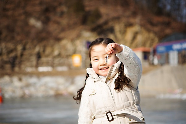 포토 JPG 주간 여자 어린이 겨울 한명 웃음 상반신 야외 앞모습 아웃포커스 화목 한국인 잡기 가족라이프 빙어 양평 소녀한명만 국내포토 자연요소 1 라이프스타일 계절 뷰포인트 컨셉 가족 모션 촬영기법 표정 사람 동양인 민물고기 경기도 여자한명만 소녀만 파일형식