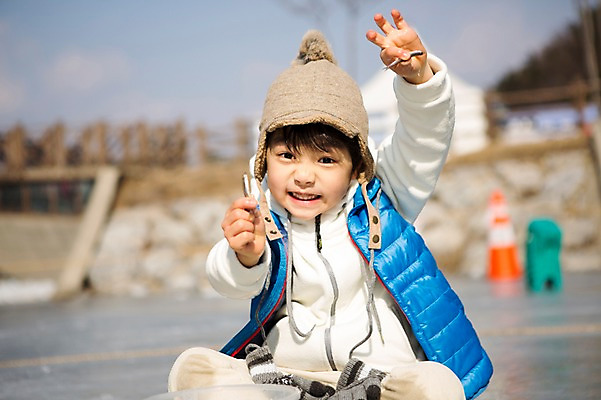 포토 JPG 주간 남자 어린이 겨울 한명 상반신 야외 앞모습 화목 한국인 잡기 가족라이프 빙어 양평 소년한명만 국내포토 자연요소 1 라이프스타일 계절 뷰포인트 컨셉 가족 모션 사람 동양인 민물고기 경기도 남자한명만 소년만 파일형식