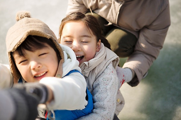 포토 JPG 주간 여자 남자 행복 어린이 겨울 가족 웃음 상반신 성인 야외 앞모습 세명 30대 화목 한국인 가족라이프 썰매놀이 양평 국내포토 자연요소 라이프스타일 계절 감정 뷰포인트 컨셉 관계 놀이 표정 사람 동양인 장년 경기도 파일형식