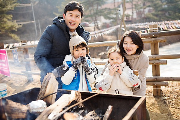 포토 JPG 주간 여자 남자 딸 아들 어린이 겨울 가족 엄마 웃음 여러명 상반신 성인 야외 앞모습 30대 화목 한국인 가족라이프 아빠 먹기 겨울음식 겨울간식 군고구마 양평 제철음식 국내포토 자연요소 라이프스타일 계절 음식 뷰포인트 다수 컨셉 관계 모션 디저트 표정 사람 동양인 장년 구이 경기도 제철 파일형식