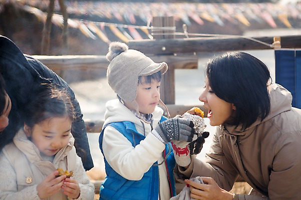 포토 JPG 주간 여자 남자 딸 아들 어린이 겨울 가족 엄마 웃음 여러명 상반신 성인 야외 앞모습 옆모습 30대 화목 한국인 가족라이프 아빠 먹기 겨울음식 겨울간식 군고구마 양평 제철음식 국내포토 자연요소 라이프스타일 계절 음식 뷰포인트 다수 컨셉 관계 모션 디저트 표정 사람 동양인 장년 구이 경기도 제철 파일형식