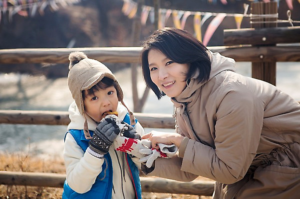 포토 JPG 주간 여자 남자 아들 어린이 겨울 가족 엄마 웃음 상반신 성인 야외 두명 앞모습 30대 화목 한국인 가족라이프 먹기 겨울음식 겨울간식 군고구마 양평 제철음식 국내포토 자연요소 라이프스타일 계절 음식 뷰포인트 컨셉 관계 모션 디저트 표정 사람 동양인 장년 구이 경기도 제철 파일형식