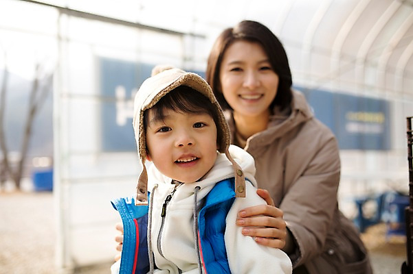 포토 JPG 주간 여자 남자 아들 어린이 겨울 가족 엄마 웃음 상반신 성인 야외 두명 앞모습 아웃포커스 30대 화목 한국인 가족라이프 양평 국내포토 자연요소 라이프스타일 계절 뷰포인트 컨셉 관계 촬영기법 표정 사람 동양인 장년 경기도 파일형식