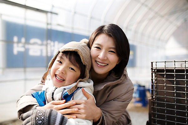 포토 JPG 주간 여자 남자 아들 어린이 겨울 가족 엄마 웃음 상반신 성인 야외 두명 앞모습 30대 화목 한국인 가족라이프 양평 국내포토 자연요소 라이프스타일 계절 뷰포인트 컨셉 관계 표정 사람 동양인 장년 경기도 파일형식