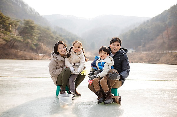 포토 JPG 주간 전신 여자 남자 딸 아들 어린이 겨울 가족 엄마 웃음 앉기 여러명 성인 야외 앞모습 30대 화목 한국인 가족라이프 아빠 빙판 빙어낚시 양평 국내포토 자연요소 라이프스타일 계절 뷰포인트 다수 컨셉 관계 모션 낚시 표정 사람 동양인 경기도 얼음낚시 파일형식 레저 한국 인종 생활 아시아 나라