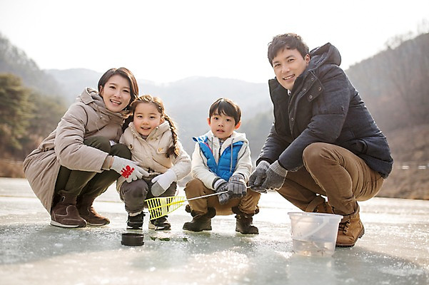 포토 JPG 주간 전신 여자 남자 딸 아들 어린이 겨울 가족 엄마 웃음 앉기 여러명 성인 야외 앞모습 30대 화목 한국인 가족라이프 아빠 빙판 빙어낚시 양평 국내포토 자연요소 라이프스타일 계절 뷰포인트 다수 컨셉 관계 모션 낚시 표정 사람 동양인 장년 경기도 얼음낚시 파일형식