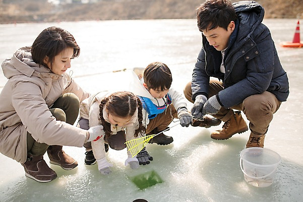포토 JPG 주간 전신 여자 남자 딸 아들 어린이 겨울 가족 엄마 웃음 앉기 여러명 성인 야외 옆모습 30대 화목 한국인 가족라이프 아빠 빙판 빙어낚시 양평 국내포토 자연요소 라이프스타일 계절 뷰포인트 다수 컨셉 관계 모션 낚시 표정 사람 동양인 장년 경기도 얼음낚시 파일형식