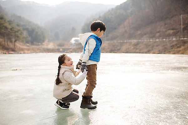 포토 JPG 주간 전신 여자 남자 어린이 겨울 장난 가족 서기 앉기 소녀 소년 야외 두명 앞모습 옆모습 화목 한국인 가족라이프 빙판 양평 어린이만 국내포토 자연요소 라이프스타일 계절 뷰포인트 컨셉 관계 모션 사람 동양인 경기도 파일형식