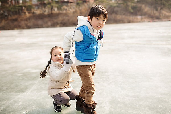 포토 JPG 주간 전신 여자 남자 어린이 겨울 장난 가족 서기 앉기 소녀 소년 야외 두명 앞모습 화목 한국인 가족라이프 당기기 빙판 양평 어린이만 국내포토 자연요소 라이프스타일 계절 뷰포인트 컨셉 관계 모션 사람 동양인 경기도 파일형식