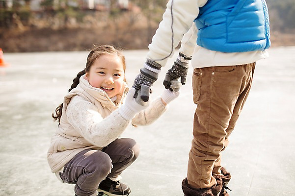 포토 JPG 주간 여자 남자 어린이 겨울 가족 웃음 앉기 소녀 소년 상반신 야외 두명 앞모습 화목 한국인 가족라이프 당기기 양평 어린이만 국내포토 자연요소 라이프스타일 계절 뷰포인트 컨셉 관계 모션 표정 사람 동양인 경기도 파일형식