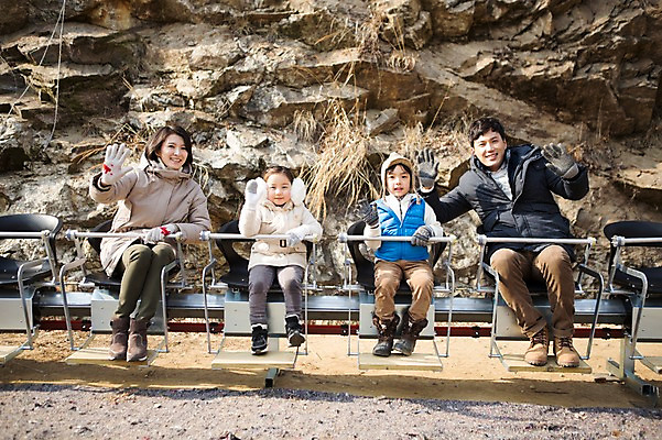 포토 JPG 주간 전신 여자 남자 딸 아들 어린이 겨울 의자 가족 엄마 웃음 앉기 여러명 성인 야외 앞모습 30대 화목 한국인 인사 가족라이프 아빠 양평 국내포토 자연요소 라이프스타일 계절 뷰포인트 가구 다수 컨셉 관계 모션 표정 사람 동양인 장년 예절 경기도 파일형식