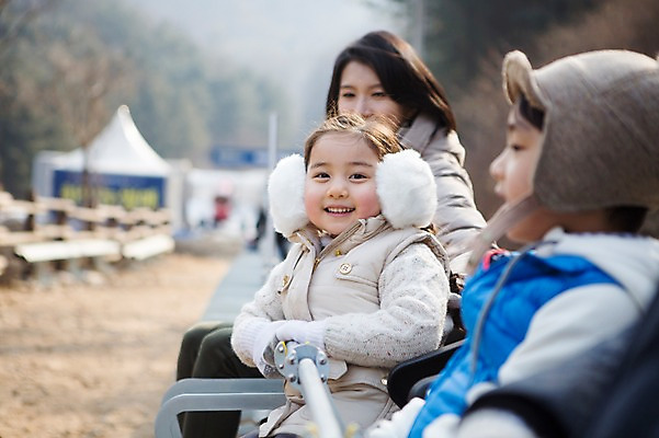포토 JPG 주간 여자 남자 딸 아들 어린이 겨울 가족 엄마 웃음 앉기 상반신 성인 야외 앞모습 옆모습 아웃포커스 세명 30대 화목 한국인 가족라이프 양평 국내포토 자연요소 라이프스타일 계절 뷰포인트 컨셉 관계 모션 촬영기법 표정 사람 동양인 장년 경기도 파일형식