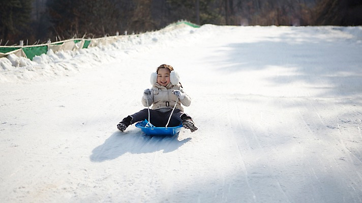 포토 JPG 주간 전신 여자 어린이 겨울 한명 웃음 앉기 야외 앞모습 화목 한국인 가족라이프 썰매 눈썰매장 양평 소녀한명만 국내포토 자연요소 1 라이프스타일 계절 뷰포인트 컨셉 가족 모션 표정 사람 동양인 경기도 여자한명만 소녀만 파일형식