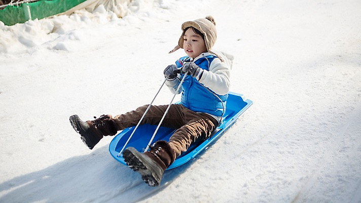 포토 JPG 주간 전신 남자 어린이 겨울 한명 앉기 야외 옆모습 화목 한국인 가족라이프 즐거움 썰매 눈썰매장 양평 소년한명만 국내포토 자연요소 1 라이프스타일 계절 감정 뷰포인트 컨셉 가족 모션 사람 동양인 경기도 남자한명만 소년만 파일형식