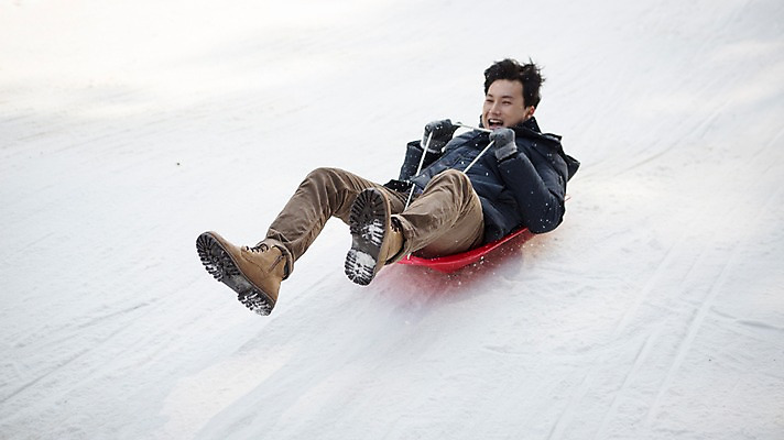 포토 JPG 주간 전신 남자 겨울 한명 앉기 성인 야외 앞모습 30대 화목 한국인 가족라이프 즐거움 썰매 눈썰매장 양평 성인남자한명만 국내포토 자연요소 1 라이프스타일 계절 감정 뷰포인트 컨셉 가족 모션 사람 동양인 장년 경기도 남자한명만 성인남자만 파일형식
