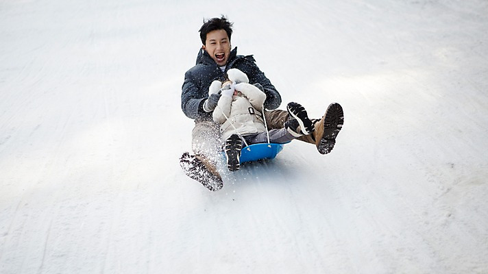 포토 JPG 주간 전신 여자 남자 딸 어린이 겨울 가족 앉기 성인 야외 두명 앞모습 30대 화목 한국인 가족라이프 아빠 즐거움 썰매 눈웃음 눈썰매장 양평 부녀 국내포토 자연요소 라이프스타일 계절 감정 뷰포인트 컨셉 관계 모션 표정 사람 동양인 장년 경기도 파일형식