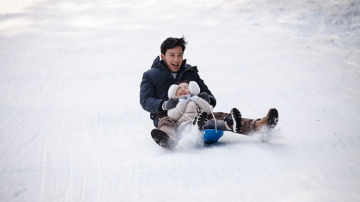 포토 JPG 주간 전신 여자 남자 딸 어린이 겨울 가족 웃음 앉기 성인 야외 두명 앞모습 30대 화목 한국인 가족라이프 아빠 즐거움 썰매 눈썰매장 양평 부녀 국내포토 자연요소 라이프스타일 계절 감정 뷰포인트 컨셉 관계 모션 표정 사람 동양인 장년 경기도 파일형식